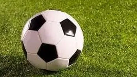 王钰栋19岁生日庆功，赛季30场轰入12球，本土射手榜一骑绝尘领跑