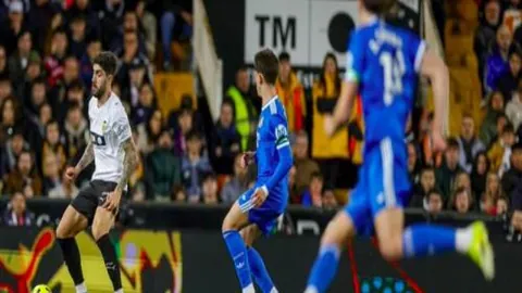 詹姆斯领衔湖人四连胜：纪录三双、浓眉哥40+12，文班28+14击败马刺