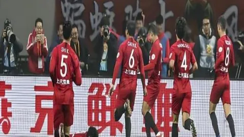 曼城主场烽火连城，五连胜挑战客队坚韧防线，谁能率先破局？